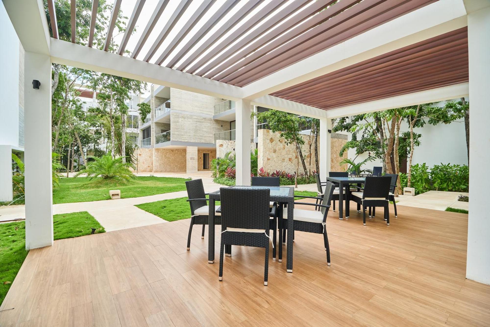 With 2 Pools, Gym, Yoga Deck And Bbq Grill *